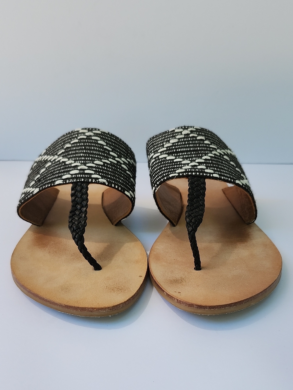 ANTHROPOLOGIE ASHER BLACK/WHITE THONG SANDALS - Picture 4 of 9